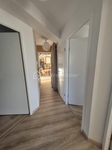 Laissez-vous séduire par ce magnifique appartement de 95,50 m², construit en 2023, où confort, luminosité et prestations de qualité se conjuguent à la perfection.

Dès votre arrivée, le charme opère. Vous découvrirez une spacieuse pièce de vie de plus de 31 m², baignée de lumière grâce à sa triple exposition, avec un séjour plein Ouest offrant une luminosité exceptionnelle tout au long de la journée. La cuisine ouverte, entièrement équipée et aménagée avec des matériaux de qualité, est pensée pour partager de beaux moments en famille ou entre amis.

L'espace nuit a été conçu pour répondre aux besoins d'une famille avec 4 belles chambres, dont une véritable suite parentale avec salle d'eau privative, une salle de bains, des WC indépendants et de nombreux rangements.

À l'extérieur, profitez de deux agréables loggias donnant sur une allée piétonne arborée, un véritable havre de paix où seuls le calme et la verdure s'invitent au quotidien.

- Les prestations qui font la différence

✔ Construction récente 2023 (basse consommation énergétique)
✔ Triple exposition – Séjour plein Ouest ultra lumineux
✔ Suite parentale avec salle d'eau privative
✔ Cuisine équipée et aménagée haut de gamme
✔ Deux loggias pour profiter des beaux jours
✔ 2 places de parking en sous-sol sécurisé
✔ Résidence récente et sécurisée
✔ Cadre de vie calme et verdoyant

-Un emplacement recherché

Vous profitez d'un environnement privilégié, à proximité immédiate des écoles, commerces, restaurants, gare RER A, accès rapide à l'autoroute A4 et du Parc du Génitoy, parfait pour les promenades en famille. Le futur L'ÉCO Quartier, avec sa future piscine, ses équipements sportifs, ses espaces de loisirs et ses nombreux aménagements, renforcera encore davantage l'attractivité et la valeur de ce secteur.

Un appartement clé en main, lumineux, moderne et parfaitement entretenu… un bien rare sur le marché qui séduira les familles les plus exigeantes.

 Ne laissez pas passer cette opportunité ! Contactez-moi dès aujourd'hui pour organiser votre visite. Le coup de cœur est garanti !