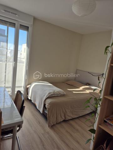Laissez-vous séduire par ce magnifique appartement de 95,50 m², construit en 2023, où confort, luminosité et prestations de qualité se conjuguent à la perfection.

Dès votre arrivée, le charme opère. Vous découvrirez une spacieuse pièce de vie de plus de 31 m², baignée de lumière grâce à sa triple exposition, avec un séjour plein Ouest offrant une luminosité exceptionnelle tout au long de la journée. La cuisine ouverte, entièrement équipée et aménagée avec des matériaux de qualité, est pensée pour partager de beaux moments en famille ou entre amis.

L'espace nuit a été conçu pour répondre aux besoins d'une famille avec 4 belles chambres, dont une véritable suite parentale avec salle d'eau privative, une salle de bains, des WC indépendants et de nombreux rangements.

À l'extérieur, profitez de deux agréables loggias donnant sur une allée piétonne arborée, un véritable havre de paix où seuls le calme et la verdure s'invitent au quotidien.

- Les prestations qui font la différence

✔ Construction récente 2023 (basse consommation énergétique)
✔ Triple exposition – Séjour plein Ouest ultra lumineux
✔ Suite parentale avec salle d'eau privative
✔ Cuisine équipée et aménagée haut de gamme
✔ Deux loggias pour profiter des beaux jours
✔ 2 places de parking en sous-sol sécurisé
✔ Résidence récente et sécurisée
✔ Cadre de vie calme et verdoyant

-Un emplacement recherché

Vous profitez d'un environnement privilégié, à proximité immédiate des écoles, commerces, restaurants, gare RER A, accès rapide à l'autoroute A4 et du Parc du Génitoy, parfait pour les promenades en famille. Le futur L'ÉCO Quartier, avec sa future piscine, ses équipements sportifs, ses espaces de loisirs et ses nombreux aménagements, renforcera encore davantage l'attractivité et la valeur de ce secteur.

Un appartement clé en main, lumineux, moderne et parfaitement entretenu… un bien rare sur le marché qui séduira les familles les plus exigeantes.

 Ne laissez pas passer cette opportunité ! Contactez-moi dès aujourd'hui pour organiser votre visite. Le coup de cœur est garanti !