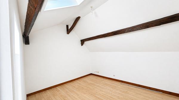 Maison de ville / appartement avec cours et parking privé