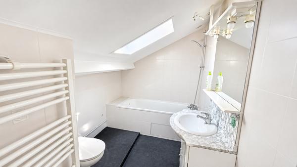 Maison de ville / appartement avec cours et parking privé