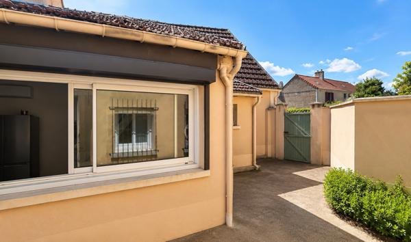 Maison de ville / appartement avec cours et parking privé