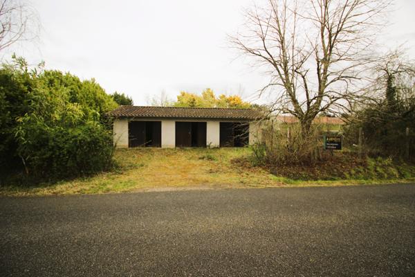 Montauban (82000) EXCLUSIVITÉ, MONTAUBAN, BÂTIMENT COMPOSÉ DE 3 GARAGES SUR UN TERRAIN DE 743M².