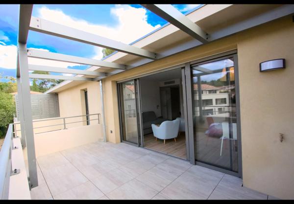 Appartement à vendre 2 pièces  dernier étage terrasse ascenseur et garage AIX EN PROVENCE (13)