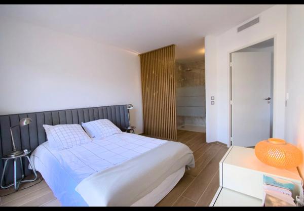 Appartement à vendre 2 pièces  dernier étage terrasse ascenseur et garage AIX EN PROVENCE (13)