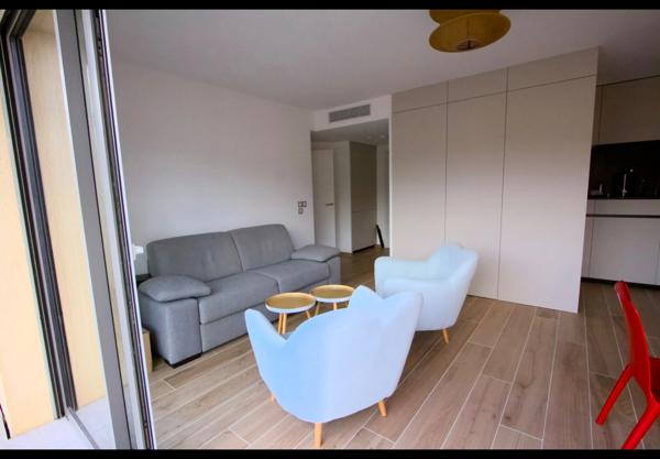 Appartement à vendre 2 pièces  dernier étage terrasse ascenseur et garage AIX EN PROVENCE (13)