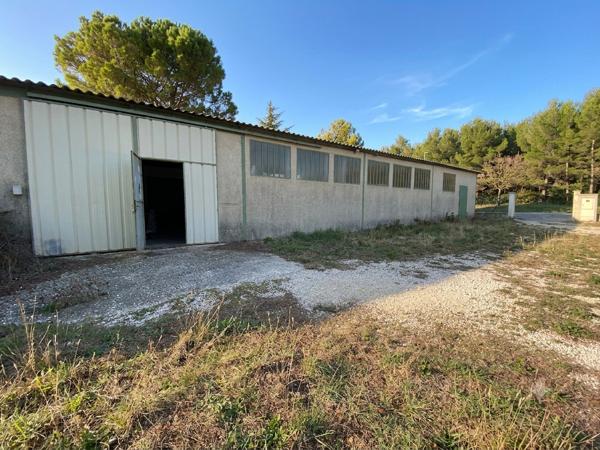 EXCLUSIVITE A LOUER A MORIERES LES AVIGNON - HANGAR ARTISANAL A LOUER AVEC BUREAUX ET SANITAIRES 240 M² DE SURFACE DE TERRAIN DE 500 M²