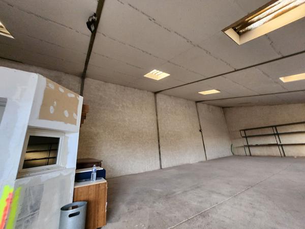 EXCLUSIVITE A LOUER A MORIERES LES AVIGNON - HANGAR ARTISANAL A LOUER AVEC BUREAUX ET SANITAIRES 240 M² DE SURFACE DE TERRAIN DE 500 M²