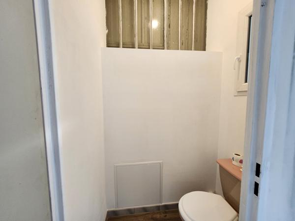 EXCLUSIVITE A LOUER A MORIERES LES AVIGNON - HANGAR ARTISANAL A LOUER AVEC BUREAUX ET SANITAIRES 240 M² DE SURFACE DE TERRAIN DE 500 M²
