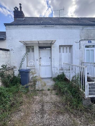 Ce type 2 de 40m2 avec son entrée individuelle, vous accueille dans sa cuisine à aménager et à équiper. Elle donne accès au Wc / Salle de bain, et se poursuit sur le séjour. 
Enfin, vous trouverez la chambre, avec l'accès donnant sur le jardinet d'environ 25m2. Un stationnement et une cave complète ce bien situé rue Bergson à Tours. 
Bien soumis à plafonds de loyer HLM durant 5 ans, idéal donc, pour une résidence principale. Pas de syndic de copropriété actuellement. Chauffage et eau chaude électrique.