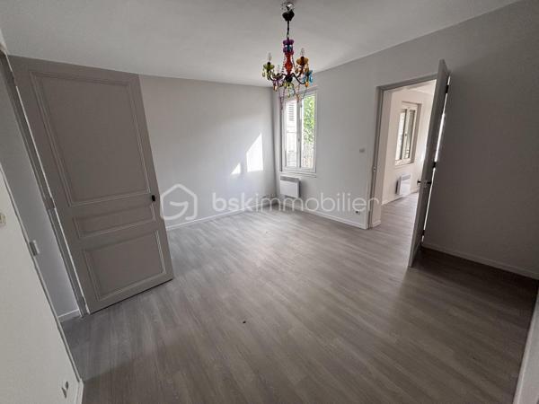 Ce type 2 de 40m2 avec son entrée individuelle, vous accueille dans sa cuisine à aménager et à équiper. Elle donne accès au Wc / Salle de bain, et se poursuit sur le séjour. 
Enfin, vous trouverez la chambre, avec l'accès donnant sur le jardinet d'environ 25m2. Un stationnement et une cave complète ce bien situé rue Bergson à Tours. 
Bien soumis à plafonds de loyer HLM durant 5 ans, idéal donc, pour une résidence principale. Pas de syndic de copropriété actuellement. Chauffage et eau chaude électrique.