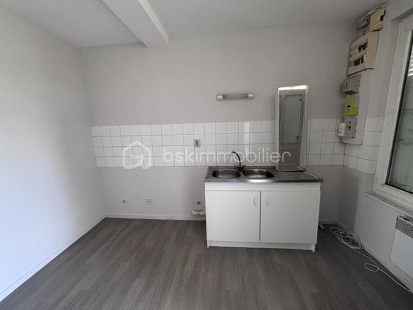 Ce type 2 de 40m2 avec son entrée individuelle, vous accueille dans sa cuisine à aménager et à équiper. Elle donne accès au Wc / Salle de bain, et se poursuit sur le séjour. 
Enfin, vous trouverez la chambre, avec l'accès donnant sur le jardinet d'environ 25m2. Un stationnement et une cave complète ce bien situé rue Bergson à Tours. 
Bien soumis à plafonds de loyer HLM durant 5 ans, idéal donc, pour une résidence principale. Pas de syndic de copropriété actuellement. Chauffage et eau chaude électrique.