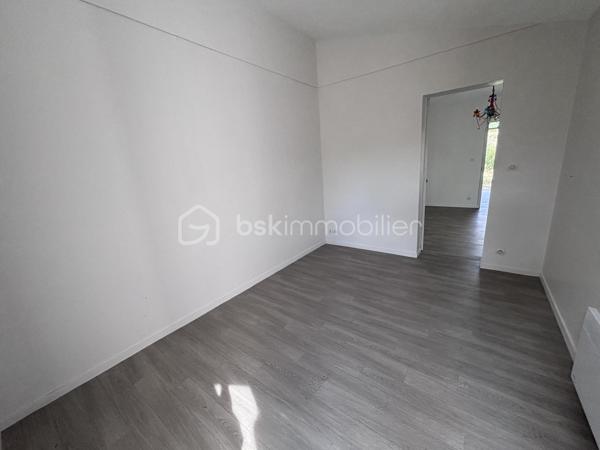 Ce type 2 de 40m2 avec son entrée individuelle, vous accueille dans sa cuisine à aménager et à équiper. Elle donne accès au Wc / Salle de bain, et se poursuit sur le séjour. 
Enfin, vous trouverez la chambre, avec l'accès donnant sur le jardinet d'environ 25m2. Un stationnement et une cave complète ce bien situé rue Bergson à Tours. 
Bien soumis à plafonds de loyer HLM durant 5 ans, idéal donc, pour une résidence principale. Pas de syndic de copropriété actuellement. Chauffage et eau chaude électrique.
