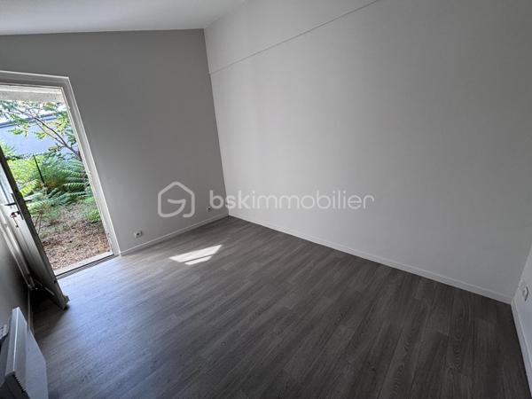 Ce type 2 de 40m2 avec son entrée individuelle, vous accueille dans sa cuisine à aménager et à équiper. Elle donne accès au Wc / Salle de bain, et se poursuit sur le séjour. 
Enfin, vous trouverez la chambre, avec l'accès donnant sur le jardinet d'environ 25m2. Un stationnement et une cave complète ce bien situé rue Bergson à Tours. 
Bien soumis à plafonds de loyer HLM durant 5 ans, idéal donc, pour une résidence principale. Pas de syndic de copropriété actuellement. Chauffage et eau chaude électrique.