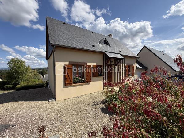 Dans l’un des villages les plus prisés du Pays d’Auge, découvrez cette maison construite en 1997, parfaitement entretenue, offrant un cadre de vie paisible et une belle vue dégagée sur les environs.

Dès l’entrée, la pièce de vie séduit par sa luminosité et son ouverture sur le paysage. La cuisine, actuellement indépendante, peut facilement être ouverte sur le séjour afin de créer un espace de vie encore plus convivial.

Le rez-de-chaussée propose également une chambre avec salle d’eau attenante, ainsi qu’un WC indépendant : une configuration idéale pour profiter d’une agréable vie de plain-pied.

À l’étage, l’espace nuit se compose d’une première chambre avec espace bureau et salle de bains, d’une seconde chambre et d’un WC indépendant.

À l’extérieur, le jardin invite à profiter pleinement des beaux jours avec son espace potager et son abri de jardin, dans un environnement calme et verdoyant.

Un garage et deux places de stationnement complètent cette propriété.

Une maison lumineuse, bien entretenue et fonctionnelle, offrant une jolie vue et un cadre de vie privilégié à Beaumont-en-Auge.

📍 Beaumont-en-Auge — Pays d’Auge