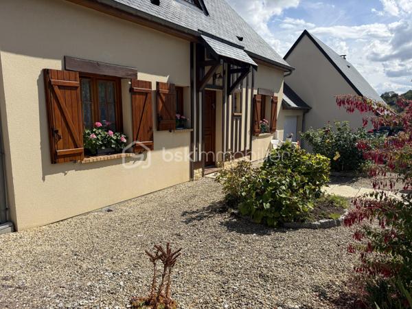 Dans l’un des villages les plus prisés du Pays d’Auge, découvrez cette maison construite en 1997, parfaitement entretenue, offrant un cadre de vie paisible et une belle vue dégagée sur les environs.

Dès l’entrée, la pièce de vie séduit par sa luminosité et son ouverture sur le paysage. La cuisine, actuellement indépendante, peut facilement être ouverte sur le séjour afin de créer un espace de vie encore plus convivial.

Le rez-de-chaussée propose également une chambre avec salle d’eau attenante, ainsi qu’un WC indépendant : une configuration idéale pour profiter d’une agréable vie de plain-pied.

À l’étage, l’espace nuit se compose d’une première chambre avec espace bureau et salle de bains, d’une seconde chambre et d’un WC indépendant.

À l’extérieur, le jardin invite à profiter pleinement des beaux jours avec son espace potager et son abri de jardin, dans un environnement calme et verdoyant.

Un garage et deux places de stationnement complètent cette propriété.

Une maison lumineuse, bien entretenue et fonctionnelle, offrant une jolie vue et un cadre de vie privilégié à Beaumont-en-Auge.

📍 Beaumont-en-Auge — Pays d’Auge