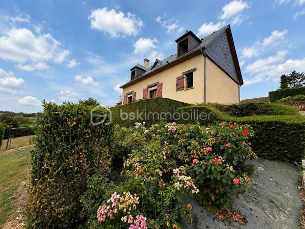 Dans l’un des villages les plus prisés du Pays d’Auge, découvrez cette maison construite en 1997, parfaitement entretenue, offrant un cadre de vie paisible et une belle vue dégagée sur les environs.

Dès l’entrée, la pièce de vie séduit par sa luminosité et son ouverture sur le paysage. La cuisine, actuellement indépendante, peut facilement être ouverte sur le séjour afin de créer un espace de vie encore plus convivial.

Le rez-de-chaussée propose également une chambre avec salle d’eau attenante, ainsi qu’un WC indépendant : une configuration idéale pour profiter d’une agréable vie de plain-pied.

À l’étage, l’espace nuit se compose d’une première chambre avec espace bureau et salle de bains, d’une seconde chambre et d’un WC indépendant.

À l’extérieur, le jardin invite à profiter pleinement des beaux jours avec son espace potager et son abri de jardin, dans un environnement calme et verdoyant.

Un garage et deux places de stationnement complètent cette propriété.

Une maison lumineuse, bien entretenue et fonctionnelle, offrant une jolie vue et un cadre de vie privilégié à Beaumont-en-Auge.

📍 Beaumont-en-Auge — Pays d’Auge
