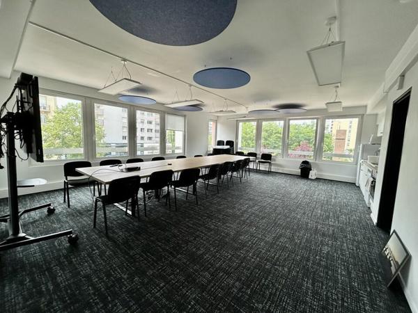 BUREAUX à LOUER de 1961.73 m²