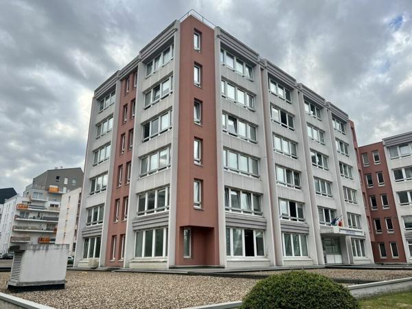 BUREAUX à LOUER de 1961.73 m²