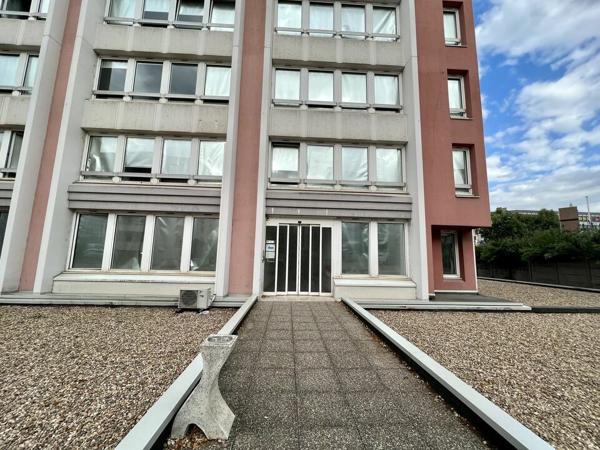 BUREAUX à LOUER de 1961.73 m²