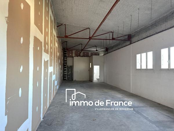 Villefranche De Rouergue, local d'activité, entrepôt de 500 m² , 400 m² en rez de chaussée + 100 m² a l'étage