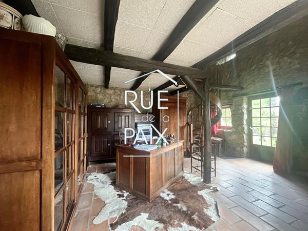 79130 AZAY SUR THOUET Maison en pierre avec piscine