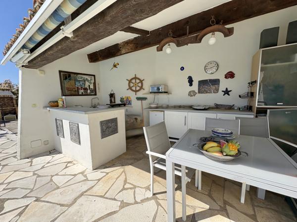 Villa
                                                                                                                                                                                                                                                                                                                        8 pièce(s)                                                                                                                                                                                                          5 chambre(s)                                                                                                                                                                                                          228  m²