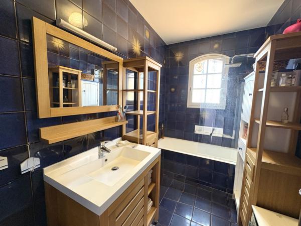 Villa
                                                                                                                                                                                                                                                                                                                        8 pièce(s)                                                                                                                                                                                                          5 chambre(s)                                                                                                                                                                                                          228  m²