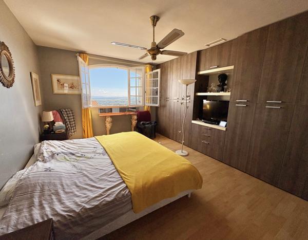 Villa
                                                                                                                                                                                                                                                                                                                        8 pièce(s)                                                                                                                                                                                                          5 chambre(s)                                                                                                                                                                                                          228  m²