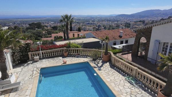 Villa
                                                                                                                                                                                                                                                                                                                        8 pièce(s)                                                                                                                                                                                                          5 chambre(s)                                                                                                                                                                                                          228  m²