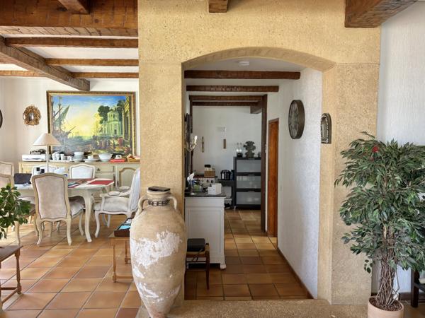 Villa
                                                                                                                                                                                                                                                                                                                        8 pièce(s)                                                                                                                                                                                                          5 chambre(s)                                                                                                                                                                                                          228  m²