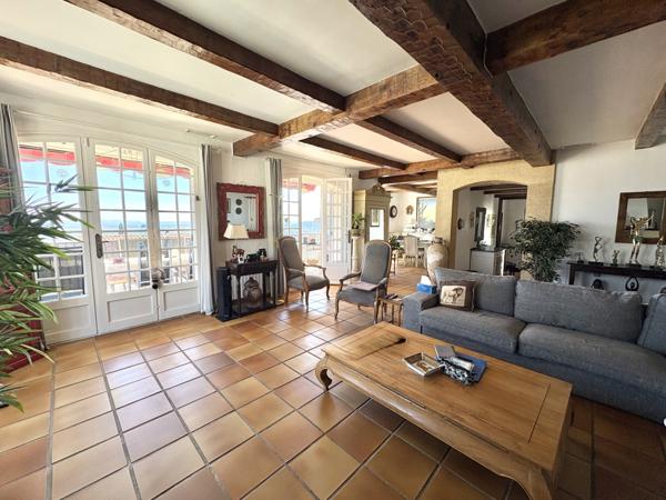 Villa
                                                                                                                                                                                                                                                                                                                        8 pièce(s)                                                                                                                                                                                                          5 chambre(s)                                                                                                                                                                                                          228  m²