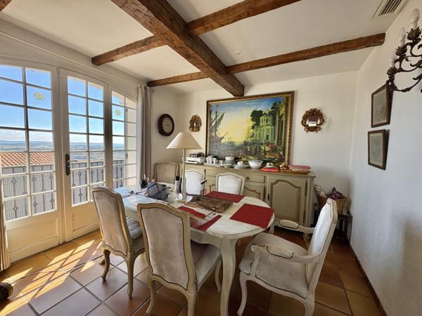 Villa
                                                                                                                                                                                                                                                                                                                        8 pièce(s)                                                                                                                                                                                                          5 chambre(s)                                                                                                                                                                                                          228  m²