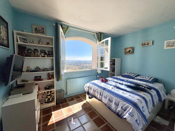 Villa
                                                                                                                                                                                                                                                                                                                        8 pièce(s)                                                                                                                                                                                                          5 chambre(s)                                                                                                                                                                                                          228  m²