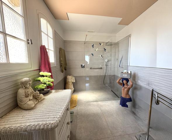 Villa
                                                                                                                                                                                                                                                                                                                        8 pièce(s)                                                                                                                                                                                                          5 chambre(s)                                                                                                                                                                                                          228  m²