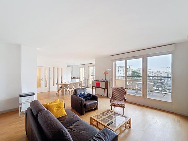 Duplex familial au dernier étage avec deux terrasses et vue panoramique vers Paris.