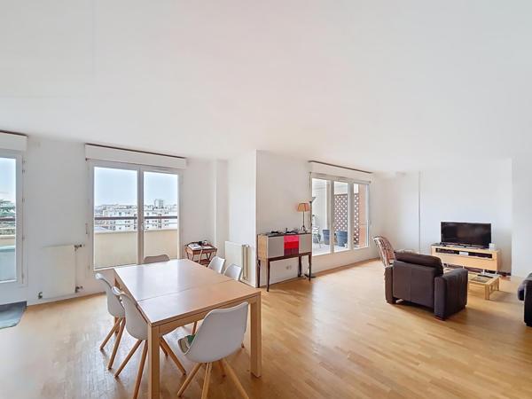 Duplex familial au dernier étage avec deux terrasses et vue panoramique vers Paris.