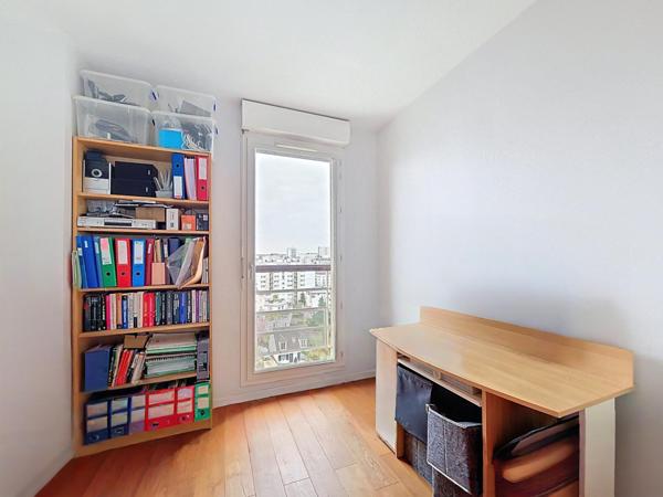 Duplex familial au dernier étage avec deux terrasses et vue panoramique vers Paris.