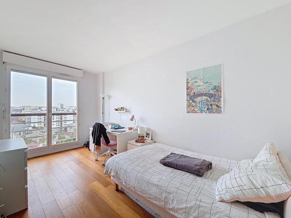Duplex familial au dernier étage avec deux terrasses et vue panoramique vers Paris.
