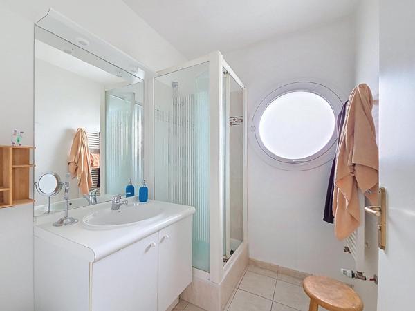 Duplex familial au dernier étage avec deux terrasses et vue panoramique vers Paris.