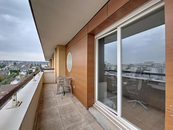 Duplex familial au dernier étage avec deux terrasses et vue panoramique vers Paris.