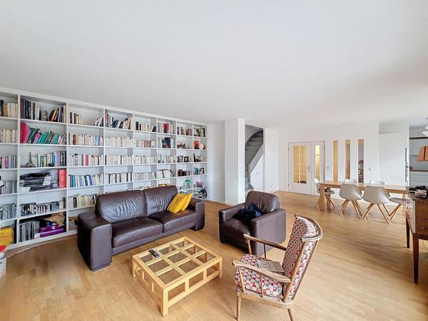 Duplex familial au dernier étage avec deux terrasses et vue panoramique vers Paris.