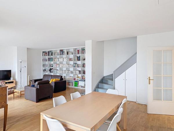 Duplex familial au dernier étage avec deux terrasses et vue panoramique vers Paris.