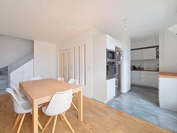 Duplex familial au dernier étage avec deux terrasses et vue panoramique vers Paris.