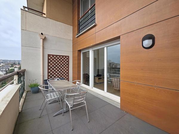 Duplex familial au dernier étage avec deux terrasses et vue panoramique vers Paris.
