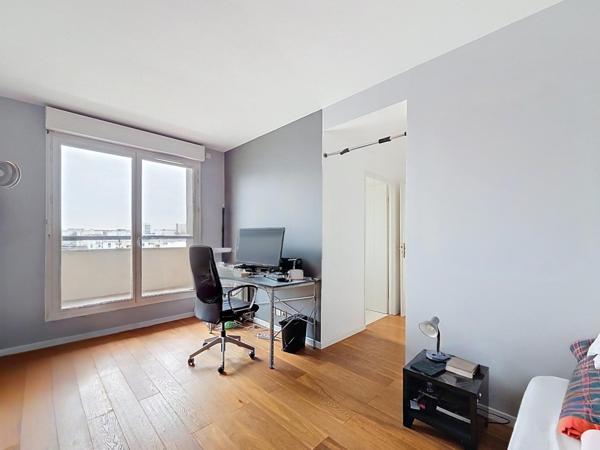 Duplex familial au dernier étage avec deux terrasses et vue panoramique vers Paris.