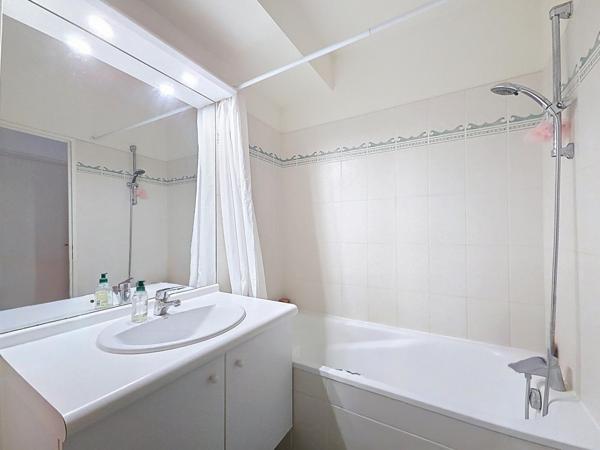 Duplex familial au dernier étage avec deux terrasses et vue panoramique vers Paris.