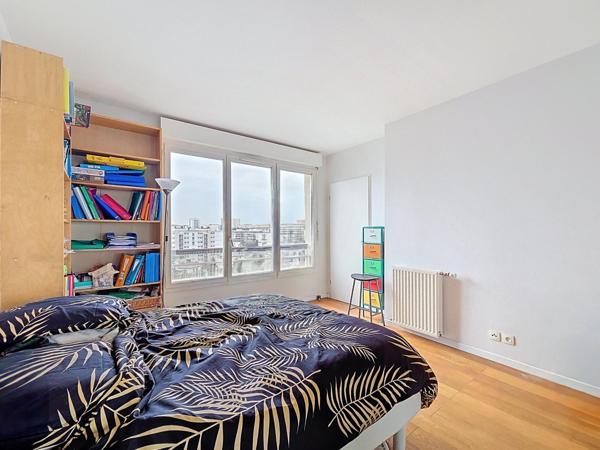 Duplex familial au dernier étage avec deux terrasses et vue panoramique vers Paris.