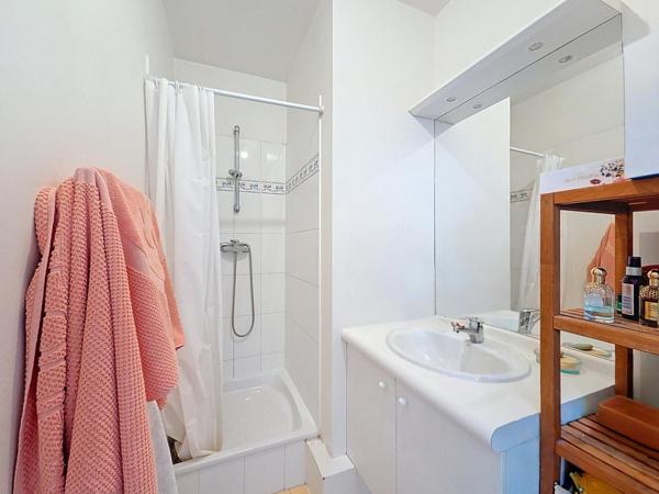 Duplex familial au dernier étage avec deux terrasses et vue panoramique vers Paris.