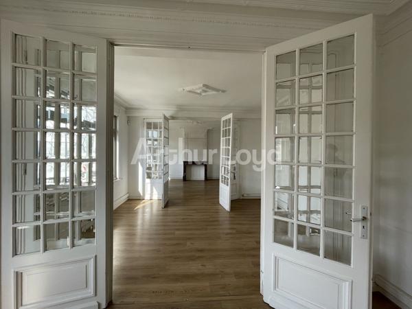 Location de bureaux à Lille avec vue sur Grand-Place dans immeuble haussmannien