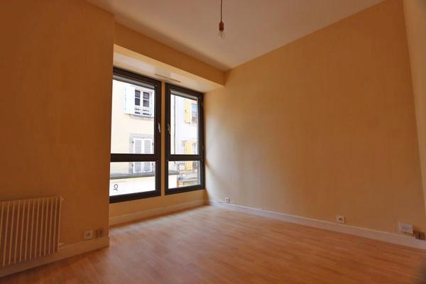 UN APPARTEMENT TYPE 3, À DEUX PAS DE LA PLACE SAINT-CORENTIN. - A QUIMPER Quimper CENTRE